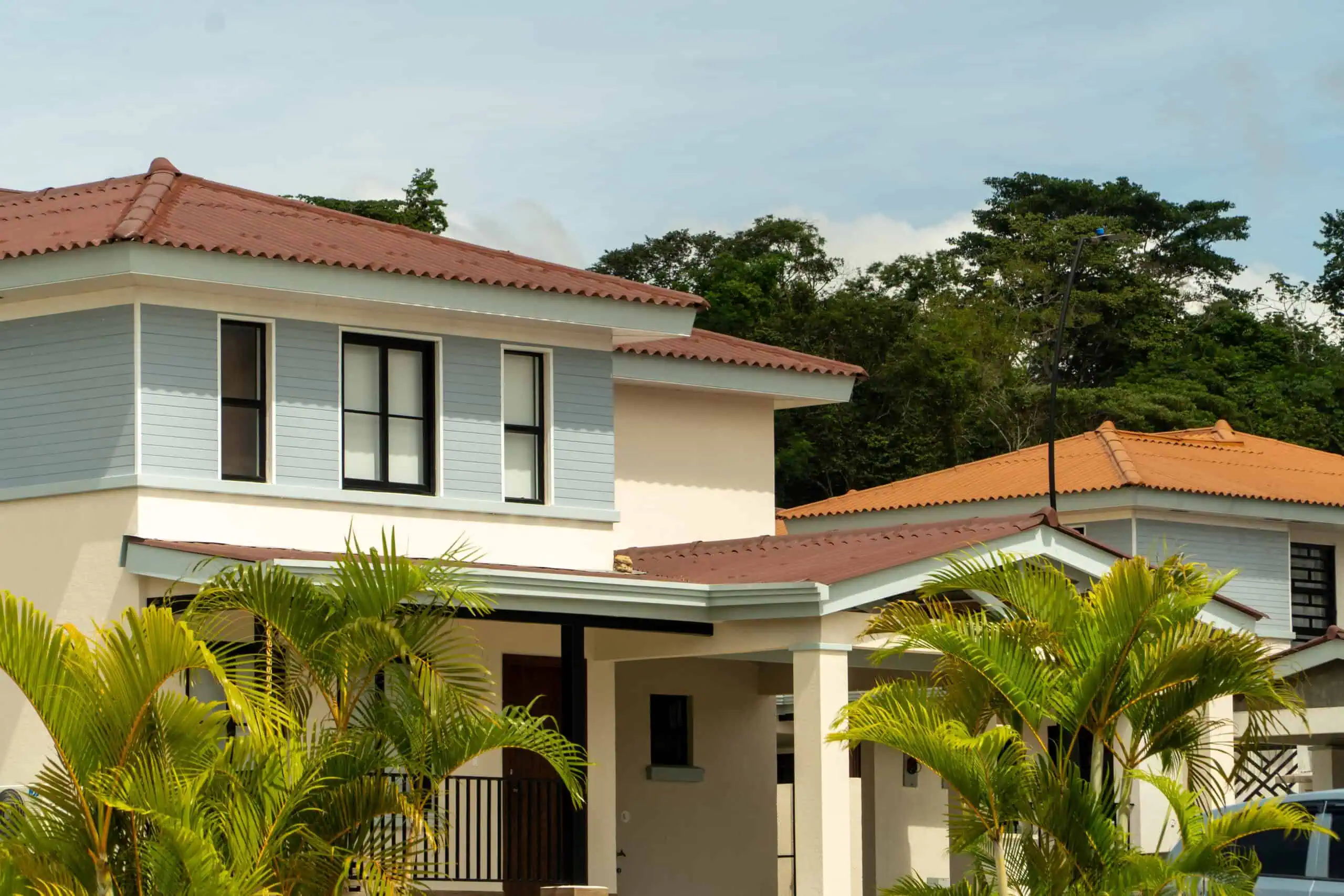 Viviendas modernas en Costa Verde con diseño innovador y materiales de alta calidad.